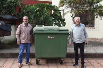 Prefeitura instala novos contêineres de lixo na cidade