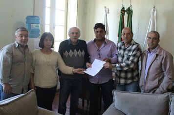 Prefeito Chola assina a ordem de serviço para a pavientação da rua Santos Dumont