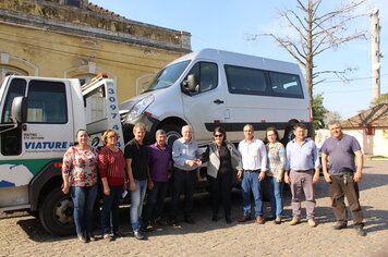 Prefeitura adquire veículo para o transporte de estudantes