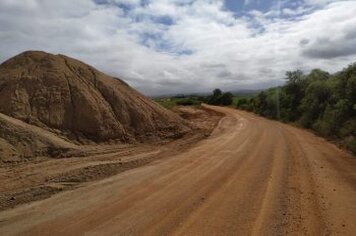 Prefeitura reforma estrada do Rodeio Colorado com novo material