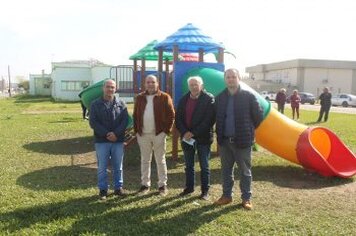 Prefeitura instala dois playgrounds infantis
