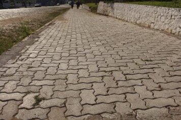 Prefeitura pavimenta calçada lateral da Praça da Igreja