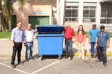 Administração instala contêineres de lixo no município