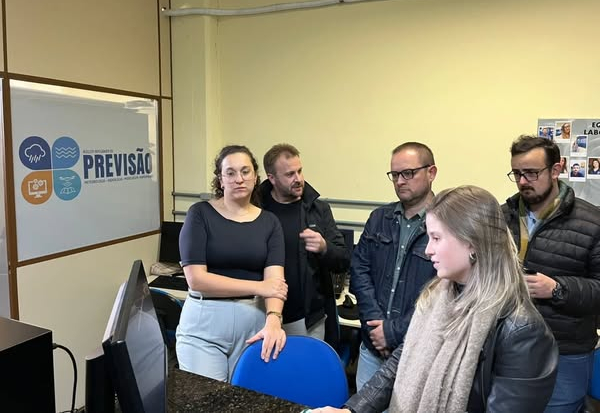 PREFEITO CONHECE NOVO EQUIPAMENTO UTILIZADO PARA MONITORAMENTO DO RIO PIRATINI