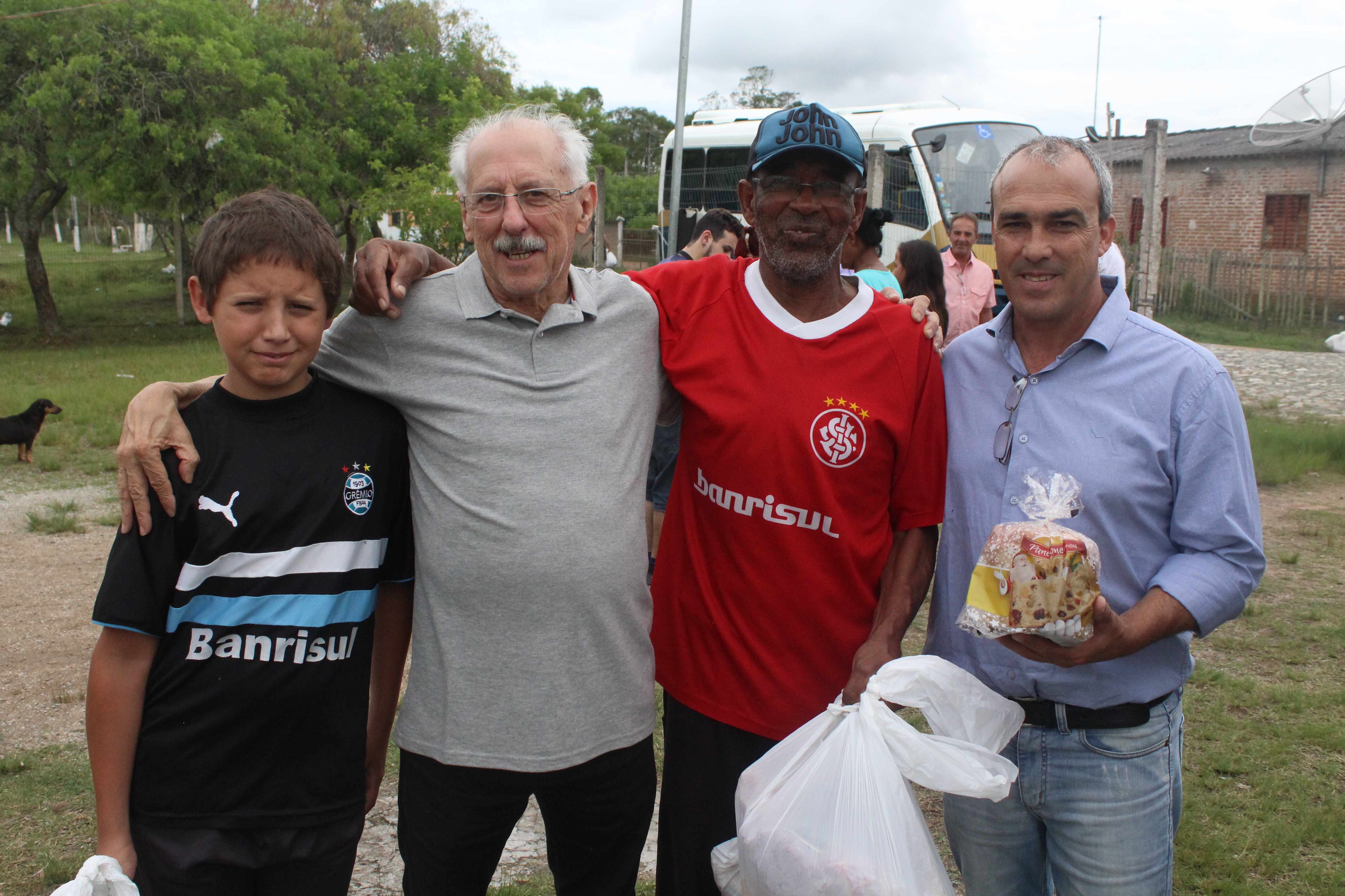 Comunidade comemora o recebimento de centenas de Cestas Natalinas