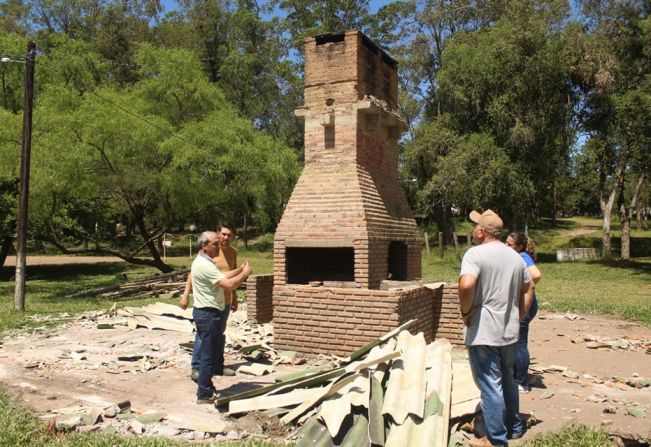 PREFEITURA TRABALHA EM MELHORIAS NO CAMPING PARA A TEMPORADA DE VERÃO