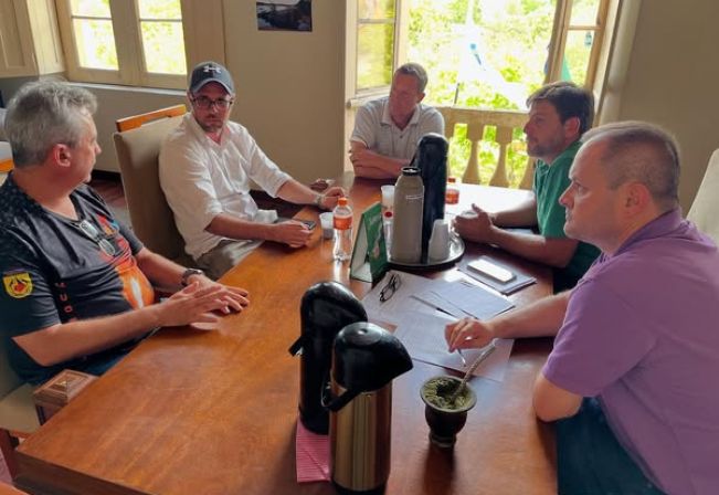 PREFEITURA RECEBE EQUIPE PARA DISCUTIR EQUOTERAPIA 