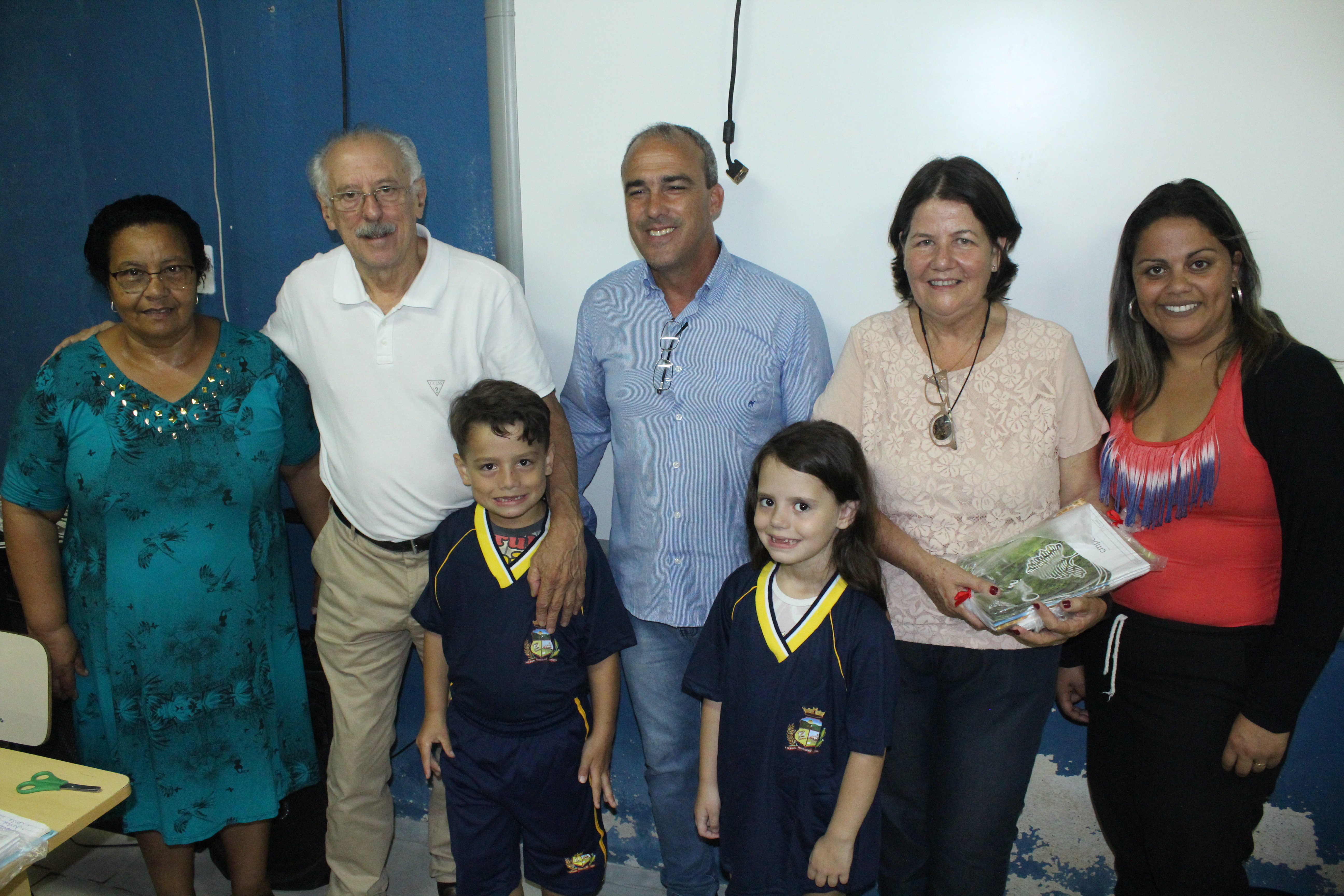 Administração Chola e Cal entrega mais de 700 uniformes aos estudantes