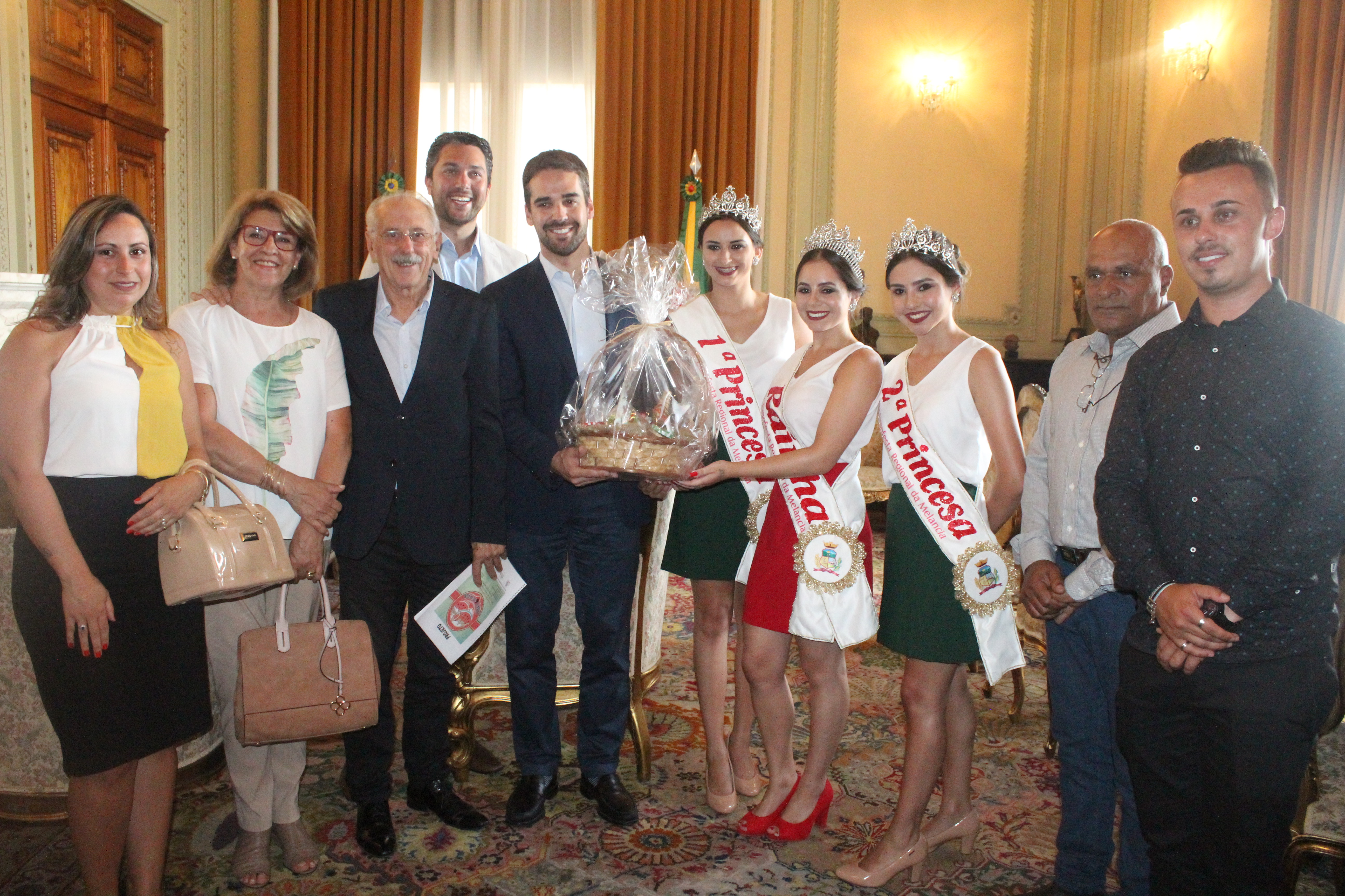 Prefeito Chola e corte da Festa da Melancia visitam o governador do Estado Eduardo leite