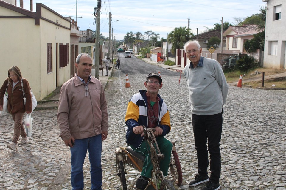 Moradores comemoram pavimentação da rua Pasquale Marchese