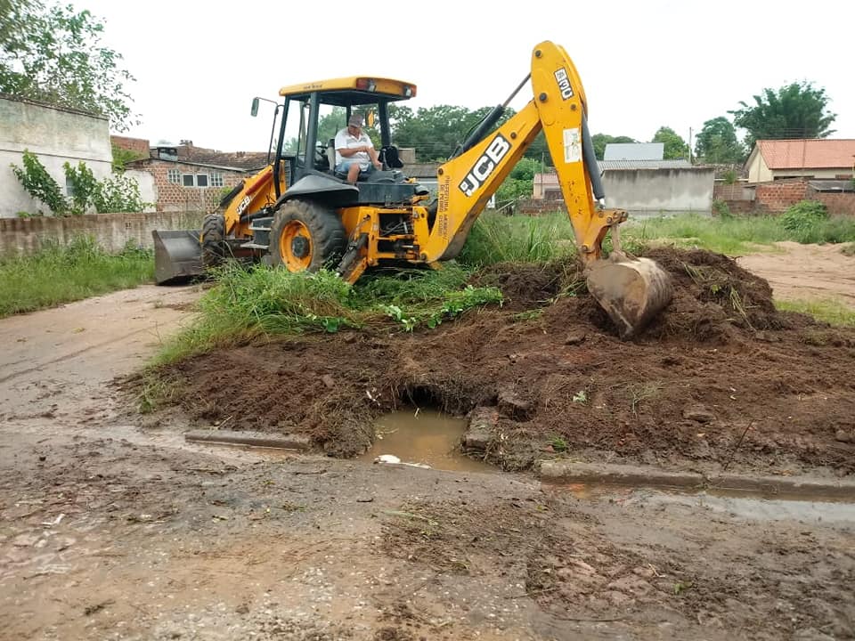 Secretaria de Obras combate alagamentos no final de semana