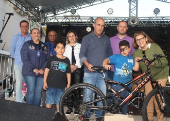 Crianças fazem a festa na Feira do Livro