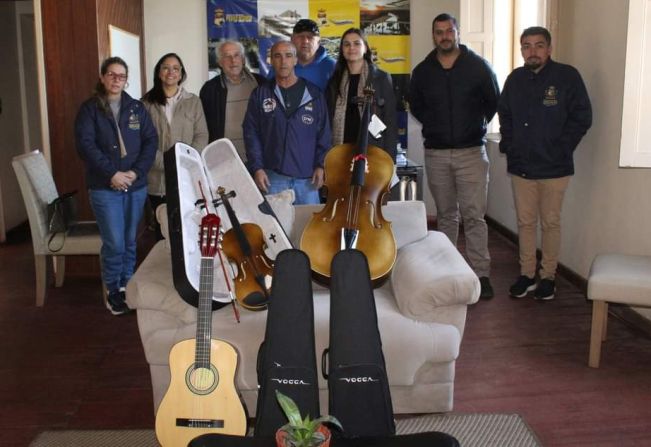 PREFEITURA INVESTE EM INSTRUMENTOS MUSICAIS PARA AS ESCOLAS