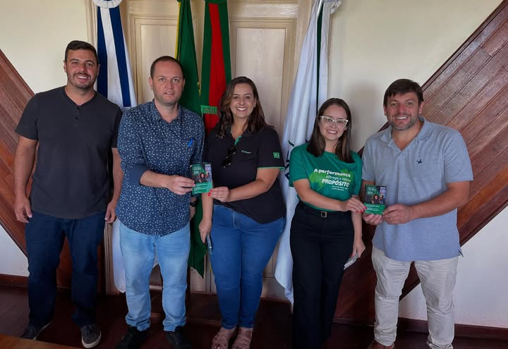 PREFEITO E VICE RECEBEM CONVITE PARA ASSEMBLEIA DO SICREDI