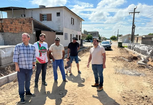 PREFEITO E VICE ACOMPANHAM PAVIMENTAÇÃO DAS RUAS SIMÃO SATTE ALAM E JORGE LUIZ DOS REIS