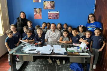 ALUNOS DA ESCOLA SAGRADO CORAÇÃO DE JESUS VISITAM A PREFEITURA E HOMENAGEIAM PEDRO OSÓRIO