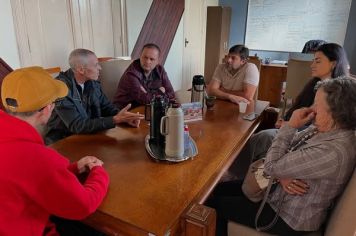 O prefeito Ricardo Alves, o vice-prefeito Davi Lucas e a secretária de Ação Social receberam, nesta quarta-feira (16), o presidente da ONG Anjos e Querubins, Benhur Alves Flores, para tratar de importantes pautas voltadas à cultura, inclusão e fortalecime