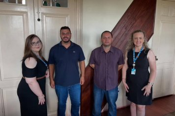  Representantes da Caixa Econômica Federal para uma visita de cortesia