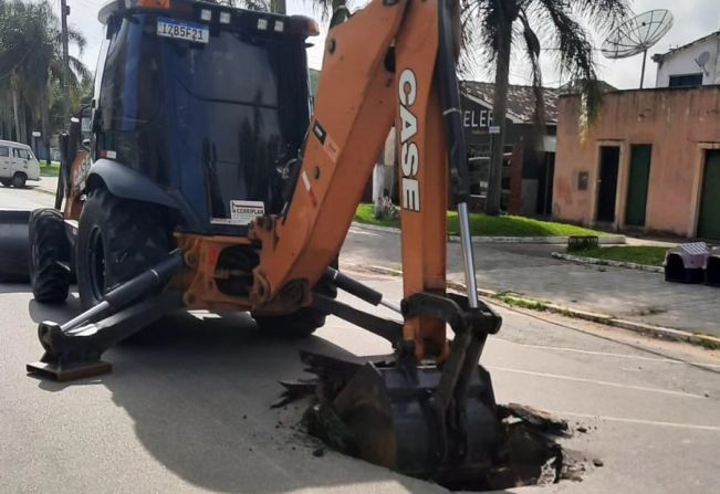 PREFEITURA INICIA REPAROS NA RUA MAXIMIANO TUPINAMBÁ DA COSTA