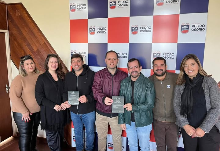 PREFEITO E VICE RECEBEM CONVITE PARA INAUGURAÇÃO DO AURA SPA & CAFÉ