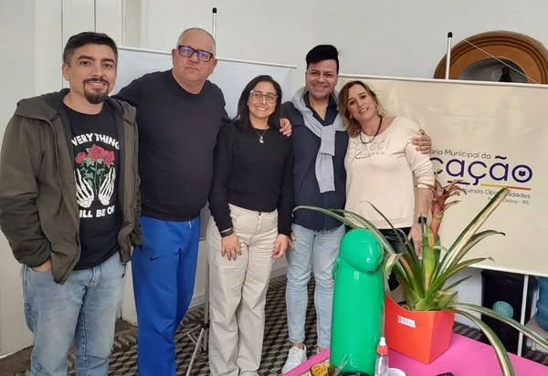 REPRESENTANTE DO SENAC TRATA DE QUALIFICAÇÃO PROFISSIONAL EM REUNIÃO NA EDUCAÇÃO