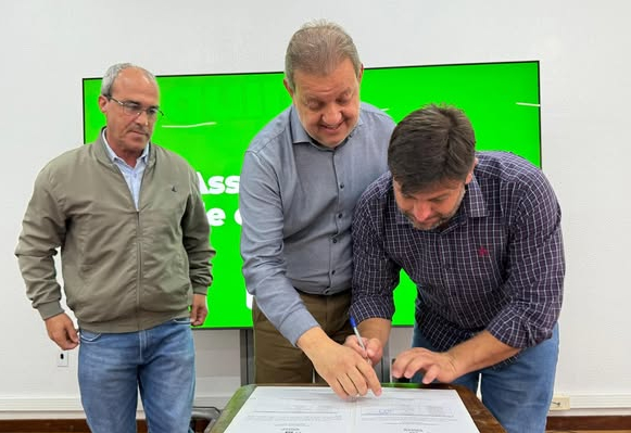 PEDRO OSÓRIO É CONTEMPLADO COM MÁQUINA EM CONVÊNIO COM A SEAPI