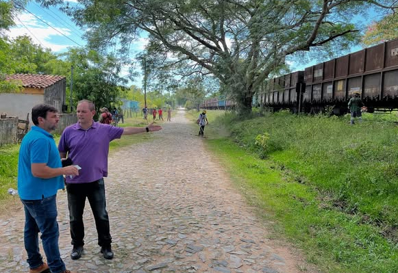 PREFEITO E VICE ACOMPANHAM MUTIRÃO DE LIMPEZA NA ORQUETA
