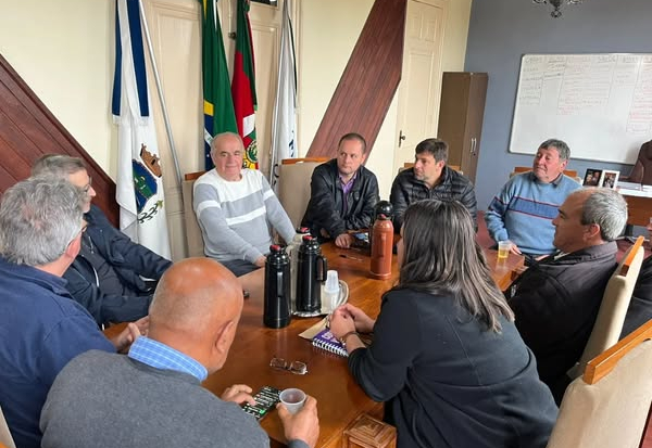 MUNICÍPIO REÚNE EX-PRESIDENTES DO COMUDE PARA DISCUTIR REESTRUTURAÇÃO E FESTA DA MELANCIA 2026