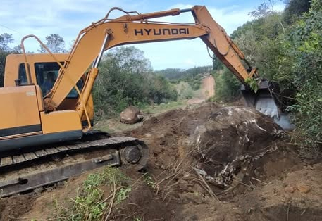 PREFEITURA RECUPERA ESTRADA DO CORREDOR DO ASSENTAMENTO SANTA RITA